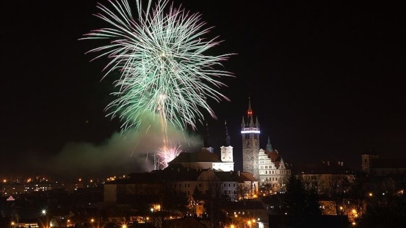 Novoročnímu ohňostroji nad klatovským náměstím přihlížely tisíce lidí